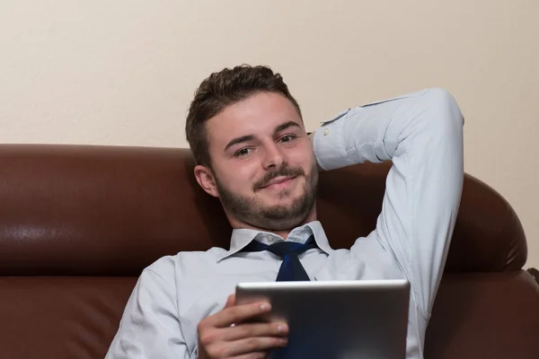 Affärsman på en brytning med sin dator — Stockfoto