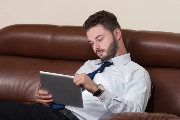 Geschäftsmann mit Computer — Stockfoto