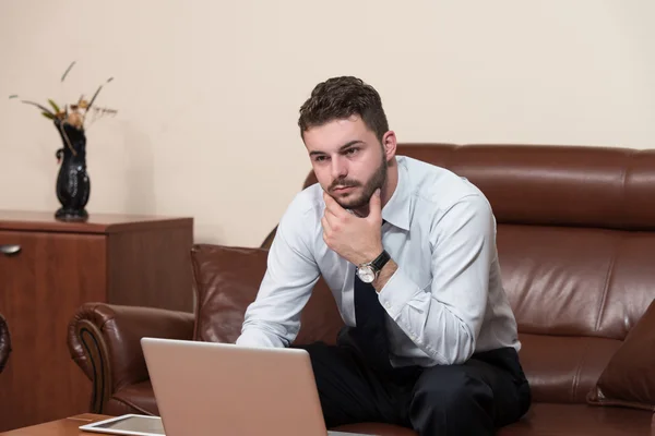 Geschäftsmann mit Computer — Stockfoto