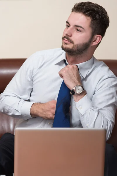 Geschäftsmann mit Computer — Stockfoto