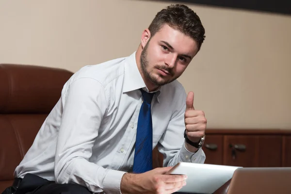 Молодий бізнесмен показує великі пальці вгору — стокове фото