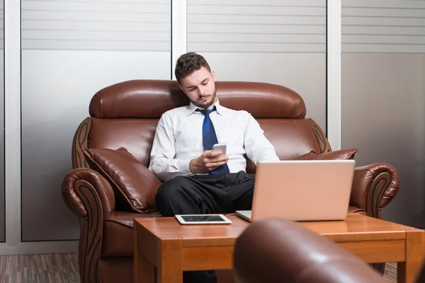 Jungunternehmer am Telefon — Stockfoto