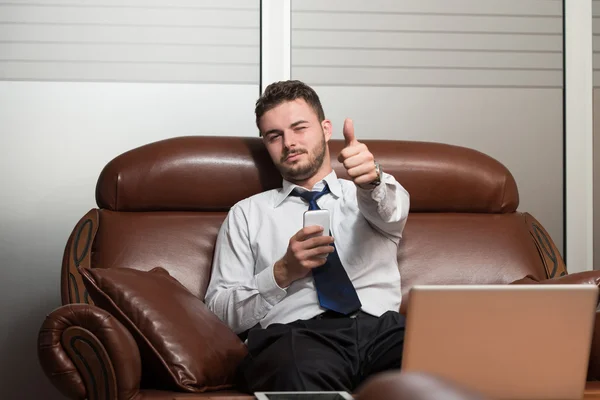 Joven hombre de negocios mostrando pulgares hacia arriba — Foto de Stock