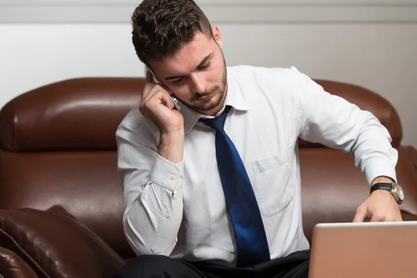 Homme d'affaires parlant au téléphone au bureau — Photo