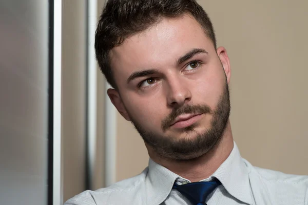 Jeune homme d'affaires portrait au bureau — Photo