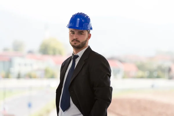 Ritratto di giovane caposquadra felice con cappello duro — Foto Stock