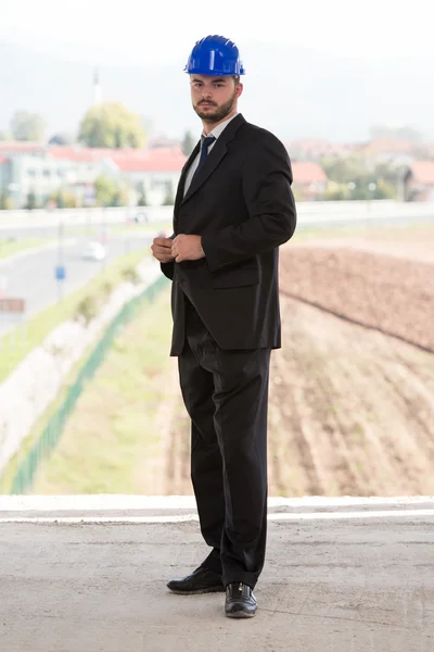 Junger Bauarbeiter mit hartem Hut — Stockfoto