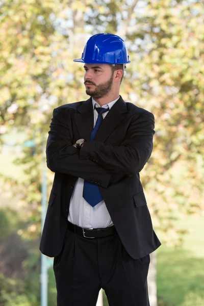 Portret van jonge bouw manager met gekruiste armen — Stockfoto