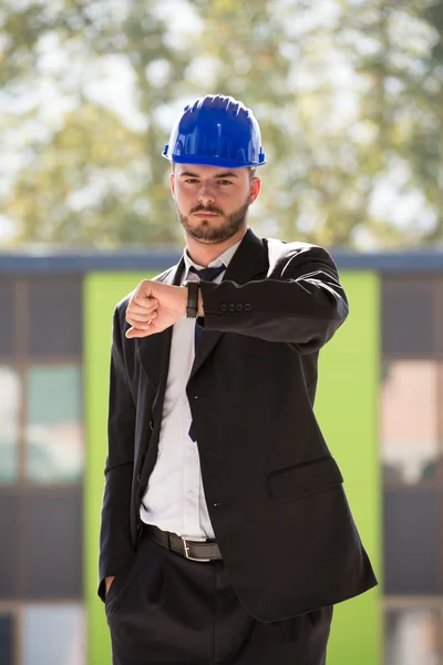 Knappe bouw Manager op zoek op zijn horloge — Stockfoto