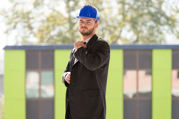 Ritratto di giovane caposquadra felice con cappello duro — Foto Stock