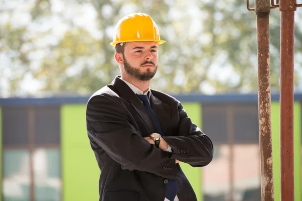 Portret van jonge bouw manager met gekruiste armen — Stockfoto