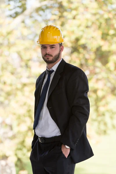 Sert şapkalı genç inşaat işçisi — Stok fotoğraf