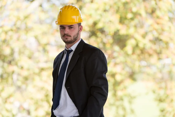 Ritratto di giovane caposquadra felice con cappello duro — Foto Stock