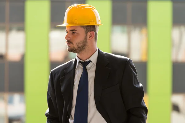 Portrait de jeune contremaître heureux avec chapeau dur — Photo