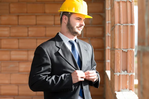 Joven trabajador de la construcción en sombrero duro — Foto de Stock