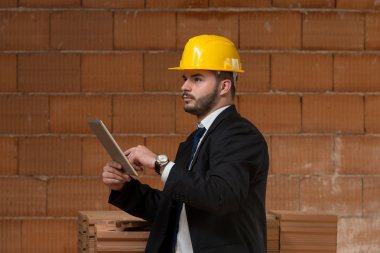 tablet pc ile beyaz erkek İnşaat Müdürü