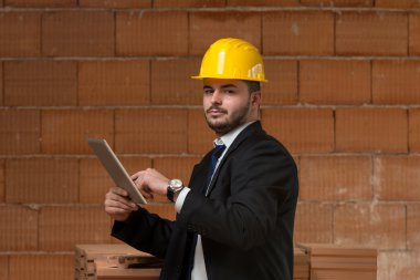 tablet pc ile beyaz erkek İnşaat Müdürü