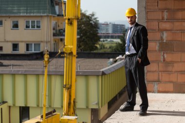 Şapkalı mutlu bir ustabaşının portresi.