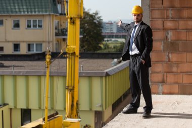 Sert şapkalı genç inşaat işçisi