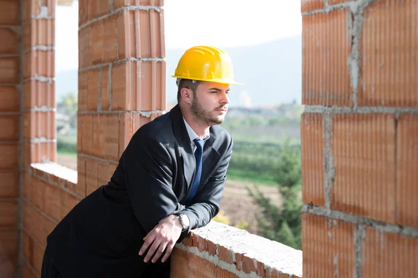 Portret van een gelukkige jonge voorman met een harde hoed — Stockfoto