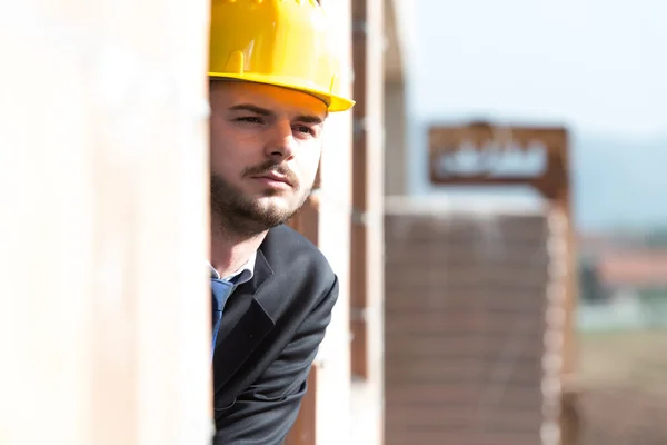 Portret van een gelukkige jonge voorman met een harde hoed — Stockfoto