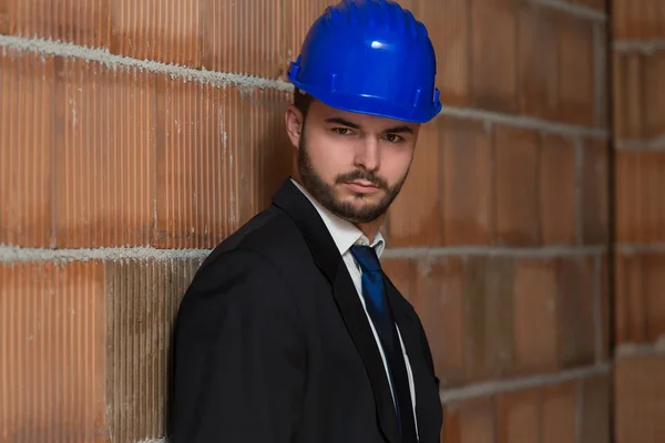 Portret van een gelukkige jonge voorman met een harde hoed — Stockfoto