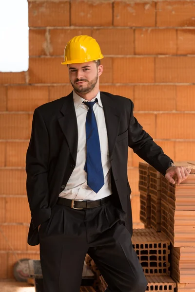 Portret van een gelukkige jonge voorman met een harde hoed — Stockfoto