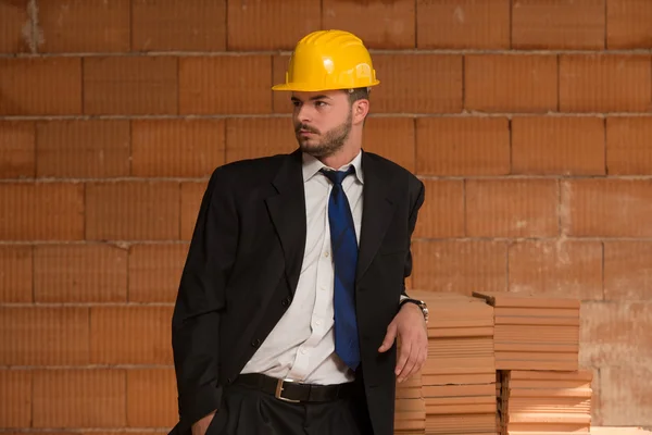 Portret van een gelukkige jonge voorman met een harde hoed — Stockfoto