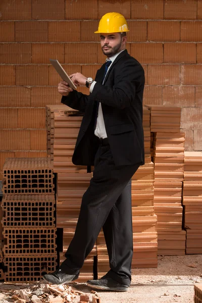 Caucasian Male Construction Manager With Tablet Pc — Stock Photo, Image