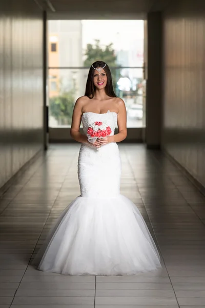 Beleza noiva em vestido branco — Fotografia de Stock