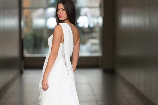 Bellezza sposa in abito bianco — Foto Stock