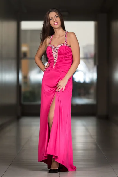 Glamoureuze jonge vrouw In elegante stijl jurk — Stockfoto
