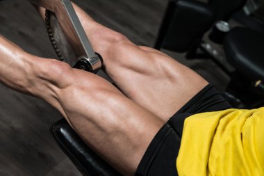 Sağlık kulübü bacak egzersizleri