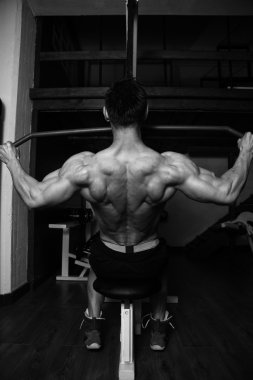 geri için ağır egzersiz yaparak genç vücut geliştirmeci