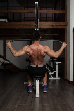 geri egzersiz yaparak sağlıklı genç adam