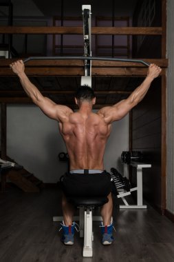 geri için ağır egzersiz yaparak genç vücut geliştirmeci