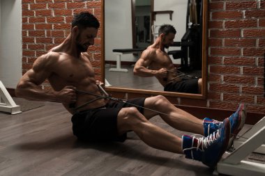 geri egzersiz yaparak sağlıklı genç adam