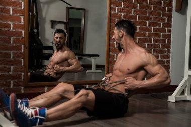 genç erkek spor salonunda sırt egzersizleri yapıyor