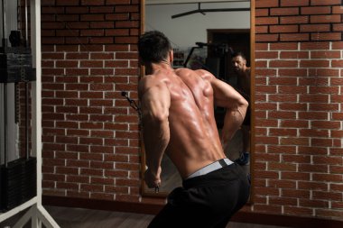 genç erkek spor salonunda sırt egzersizleri yapıyor