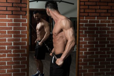 geri için ağır egzersiz yaparak genç vücut geliştirmeci