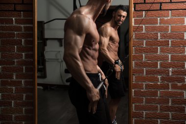 geri için ağır egzersiz yaparak genç vücut geliştirmeci