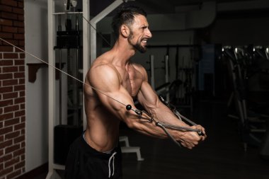 Vücut geliştirmeci göğsünde çalışıyor