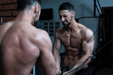 Vücut geliştirmeci göğsünde çalışıyor