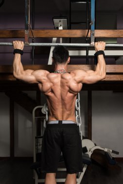 Sağlıklı bir insan zinciri ile geri için egzersiz yapmak