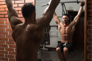 Sağlıklı bir insan için Abs egzersiz yaparak