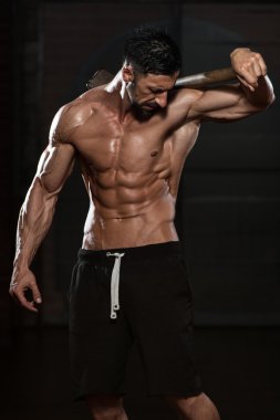 Adam iyi eğitimli cesedini gösterilen çekiç ile