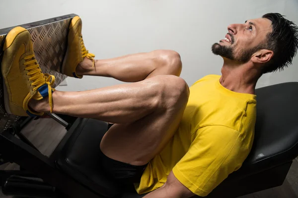 Mann im Fitnessstudio beim Gerätetraining — Stockfoto
