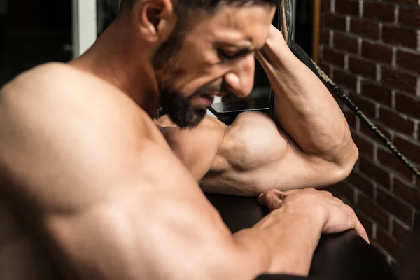 Oefening voor biceps — Stockfoto