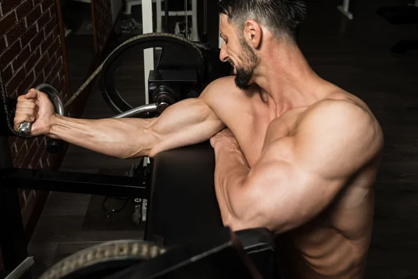 Mladý muž dělá těžké cvičení pro biceps — Stock fotografie