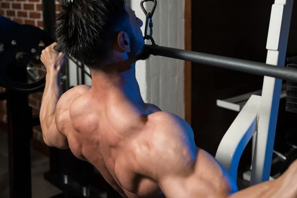 Joven saludable haciendo ejercicio para la espalda — Foto de Stock